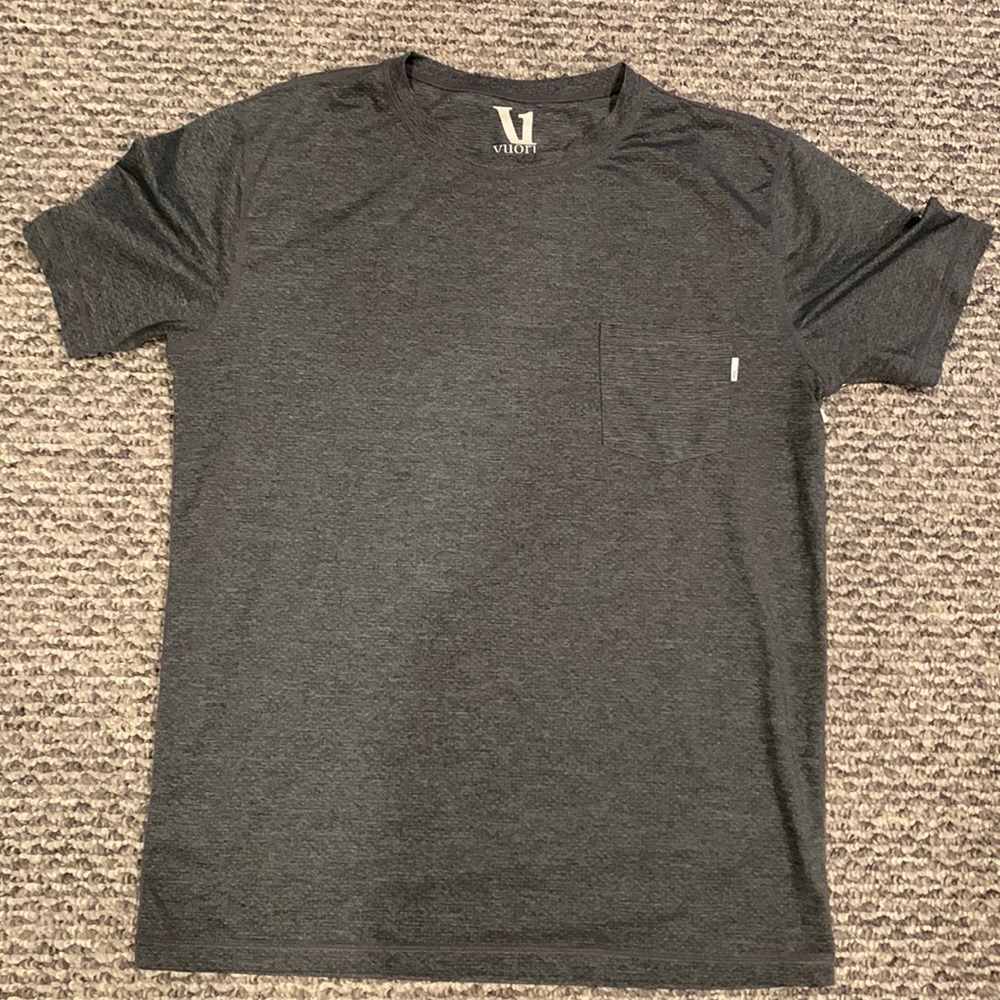 Vuori men’s short sleeve athletic tshirt in Grey size medium